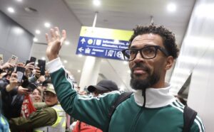 Como la estrella en la que se convirtió, Vozinha fue recibido en Chile, donde jugará para Colo-Colo