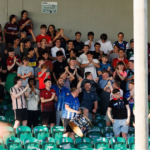 Club irlandés contrató hinchas argentinos para que los alienten desde las gradas