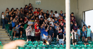 Club irlandés contrató hinchas argentinos para que los alienten desde las gradas