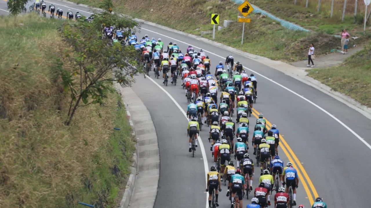 Pese a tragedia por terremoto, la Vuelta a Colombia 2026 seguirá pedaleando: ¿debe parar la competencia?