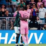Romaña y un abrazo para Messi en medio del luto que atraviesa por la muerte de su padre