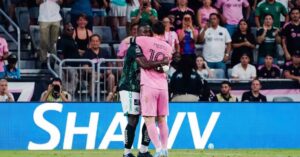 Romaña y un abrazo para Messi en medio del luto que atraviesa por la muerte de su padre