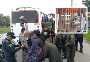 Descubren decenas de armas blancas a ‘barristas’ de Nacional en la requisa para entrar a El Campín de Bogotá