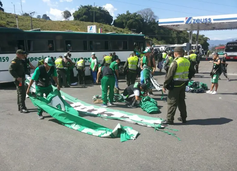 Dimayor contempla prohibir el ingreso de trapos a estadios del país: ven estos elementos como detonantes de violencia