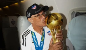 Junior oficializó el cotilleo que corría en Barranquilla: Alfredo Arias se va del Tiburón siendo bicampeón