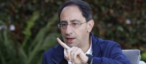 Vicepresidente José Manuel Restrepo desmiente supuesto decreto para retirar a funcionarios pensionados