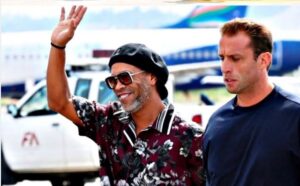 Tras “colgar los guayos” hace ocho años, Ronaldinho viajó a Italia para firmar con un equipo de la C