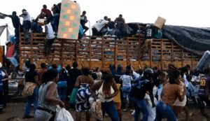 ¡Repudio! Camión con ayudas humanitarias para afectados por terremoto fue saqueado por decenas de personas en Buenaventura
