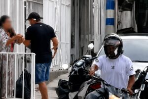 En video quedó registrado cómo sujetos en moto atracaron a una mujer en el barrio Las Palmas, Barranquilla