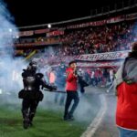 Por desmanes en El Campín, suspenden las tribunas Sur y Norte para Santa Fe el resto del año