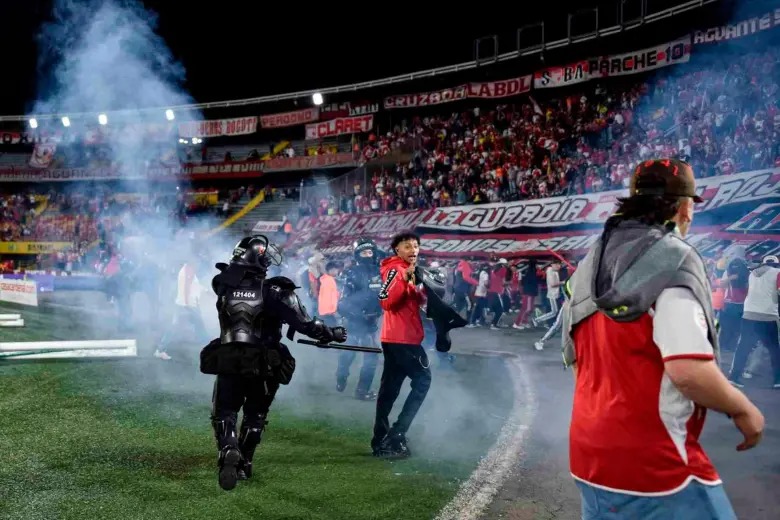 Por desmanes en El Campín, suspenden las tribunas Sur y Norte para Santa Fe el resto del año
