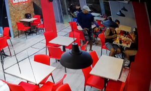 Dos atracadores dañaron el grato momento que vivían comensales en restaurante del barrio Los Almendros, Soledad