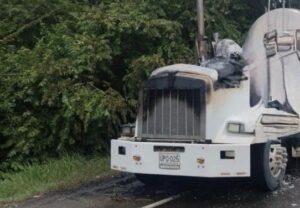 ¡Terrorismo en vía entre Sabanagrande y Palmar de Varela!: hombres en moto y armados incendiaron camión cisterna