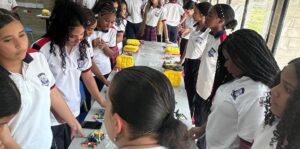 Tecnología, robots y realidad virtual: así fue la jornada de Women in Tech Latam Awards con estudiantes en Cartagena