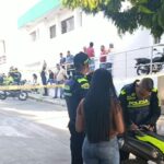 “¡Mi nene!”: madre lloraba a su hijo James, asesinado por un sicario en el barrio La Esmeralda, Barranquilla