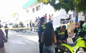 “¡Mi nene!”: madre lloraba a su hijo James, asesinado por un sicario en el barrio La Esmeralda, Barranquilla