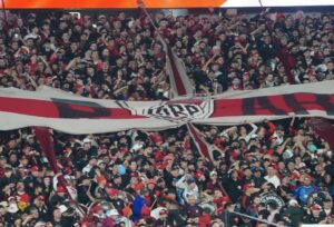 Por infarto habría fallecido hincha de River dentro del estadio, tras eliminación de su equipo de la Sudamericana