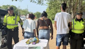 En bolsa de regalo con cobija de bebé escondían más de un kilo de cocaína: tres capturados en Baranoa