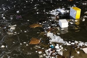 ¡Cultura ciudadana, por favor! Lluvia que cayó sobre Barranquilla arrastró abundante basura hasta el río Magdalena