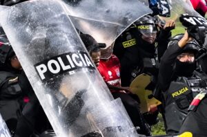 Por suerte, a Juanfer no lo impactó la botella lanzada desde la grada del estadio del Bucaramanga