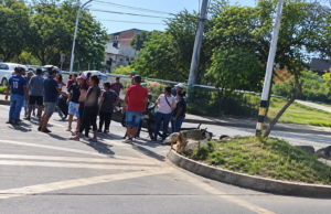Habitantes de Villa Estadio y sectores aledaños bloquearon un carril de la Murillo: ¡completan cuatro días sin luz!