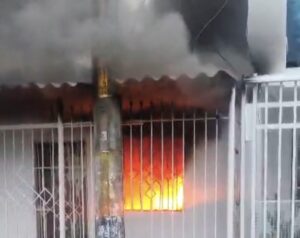 Pareja de esposos perdió todo lo que tenían tras incendiarse su casa en el barrio Los Robles, Soledad: ¡cortocircuito!
