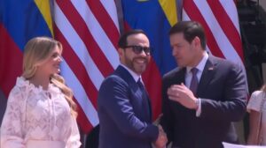 Con un fuerte estrechón de manos, presidente De la Espriella recibe al secretario Marco Rubio en Barranquilla