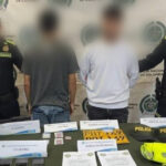 Allanamiento en el norte de Barranquilla deja un capturado y un menor aprehendido: hallan panfletos extorsivos y prendas policiales