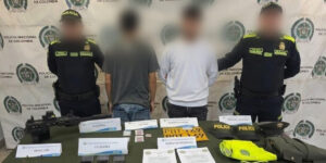 Allanamiento en el norte de Barranquilla deja un capturado y un menor aprehendido: hallan panfletos extorsivos y prendas policiales