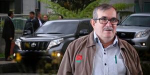 6 camionetas blindadas y 16 escoltas, así es el esquema de Timochenko que le estaría costando una millonada al país