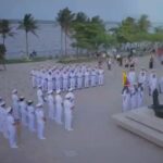 Al estilo del cambio de guardia en Londres, Armada de Colombia rinde honores al tricolor patrio en el Malecón