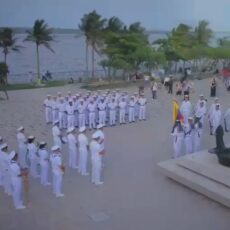 Al estilo del cambio de guardia en Londres, Armada de Colombia rinde honores al tricolor patrio en el Malecón
