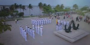 Al estilo del cambio de guardia en Londres, Armada de Colombia rinde honores al tricolor patrio en el Malecón