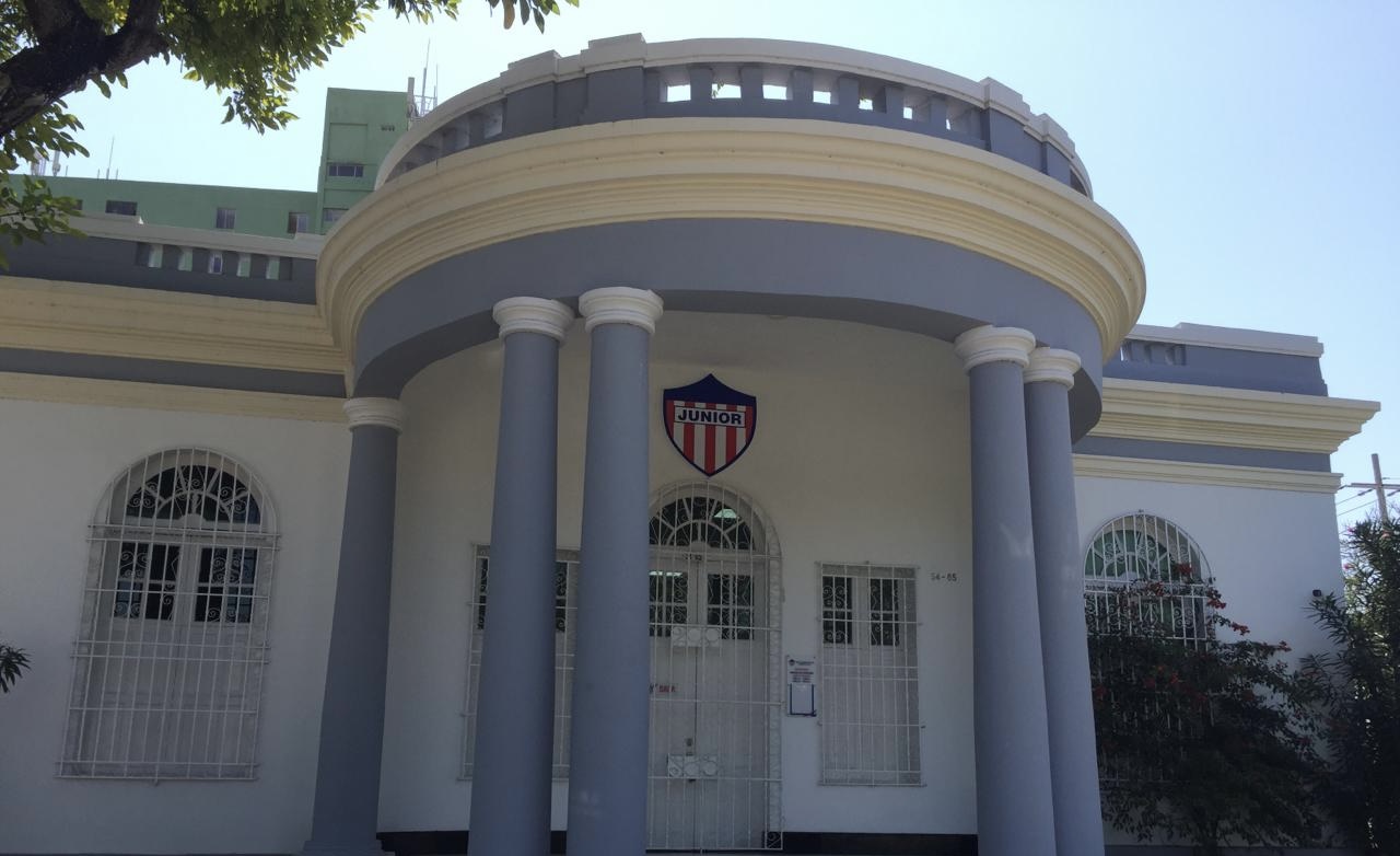 Nada que sale “humo blanco” desde la sede administrativa del Junior para anunciar al sucesor del DT Arias
