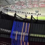 La noche barranquillera se iluminó con los destellos de luces de los paneles instalados en la fachada del Supermetro