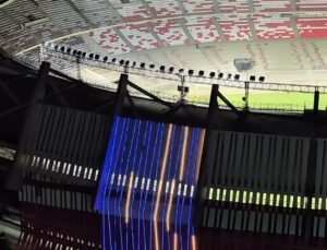 La noche barranquillera se iluminó con los destellos de luces de los paneles instalados en la fachada del Supermetro