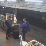 Cámara de seguridad captó momento en que presunto extorsionista entrega papel extorsivo en negocio de chicharrones en Soledad