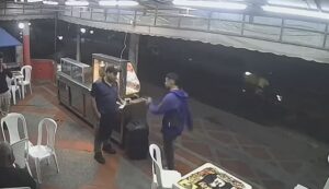 Cámara de seguridad captó momento en que presunto extorsionista entrega papel extorsivo en negocio de chicharrones en Soledad