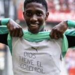 Colombiano Yáser Asprilla pagó la multa por celebrar gol en España mostrando el mensaje: “Dios tiene el control”