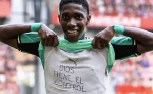 Colombiano Yáser Asprilla pagó la multa por celebrar gol en España mostrando el mensaje: “Dios tiene el control”