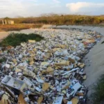Tras reciente aguacero reportado en la ciudad, enorme capa de basura cubrió gran parte del arroyo León, Barranquilla