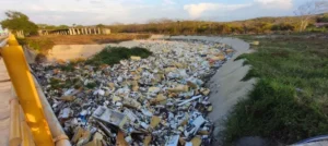 Tras reciente aguacero reportado en la ciudad, enorme capa de basura cubrió gran parte del arroyo León, en Barranquilla