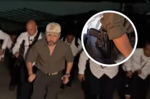 Desata controversia vérsele al presidente Abelardo de la Espriella llegar a Santa Marta portando al cinto una pistola