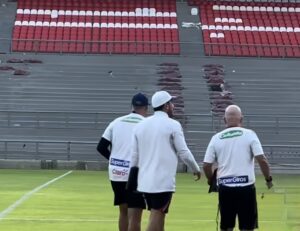 Junior hizo el reconocimiento del nuevo gramado del Metropolitano: el Tiburón y la primera práctica en su hábitat natural