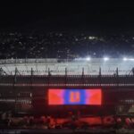 El “Supermetro” encendió su pantalla gigante que está en la parte oriental de su fachada: ¡de nivel!