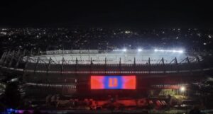 El “Supermetro” encendió su pantalla gigante que está en la parte oriental de su fachada: ¡de nivel!