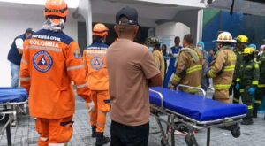Siete máquinas de bomberos atendieron incendio en clínica Santa Mónica, de Barranquilla: “20 pacientes fueron evacuados de UCI”