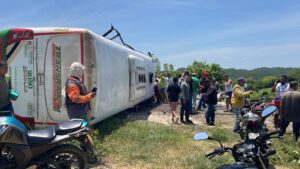 Bus que transportaba estudiantes chocó con una volqueta en Sucre: reportan varios estudiantes heridos y un muerto
