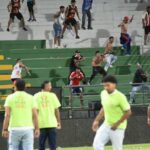 Desmanes de ‘barristas’ del Junior en estadio de Valledupar devengaron sanción al Romelio Martínez para su próximo cotejo