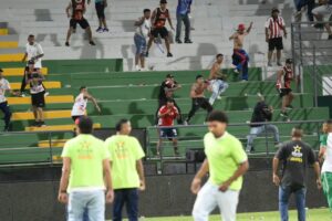 Desmanes de ‘barristas’ del Junior en estadio de Valledupar devengaron sanción al Romelio Martínez para su próximo cotejo